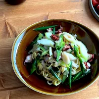 タコとニンニクの芽の塩焼きそば