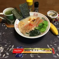 網焼き餅入り豚骨ラーメン、熱い日本茶、バナナ、カシスジャムのせ手作りフルーツ牛乳ゼリー(昼飯)|enarinさん