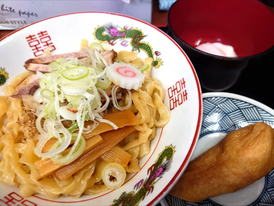 【金曜日夜営業限定】 
【食べログ うどん EAST 百名店
2017~2020,2022,2024選出店】
讃岐うどん いわい
油そば（自家製中華麺、800円） 
＋温泉玉子 (100円)
＋いなりずし (100円)
@十条7分
(赤羽から徒歩25分)
25133
〈醤69塩22噌󠄀12タ5昆7出7F6冷4
混1〉|大脇さん
