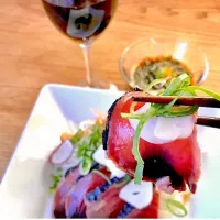 「赤い魚とPinot Noir晩酌」🍷
鰹のサラダ仕立てで  赤ブドウジュース（笑）  えんどう豆のスープ、ロールパン を添えて  晩ごはん💦|ばくあんしゃさん