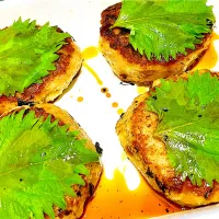 大葉とチーズの照り焼き豆腐ハンバーグを作りました。🍖| さくたろうさん