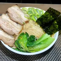 醤油とんこつラーメン