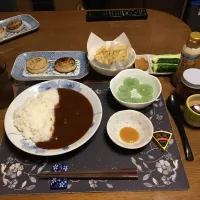 ビーフカレーライス、大根ステーキ、フライドポテト、刺身こんにゃく、味噌キュー、プロセスチーズ、六条麦茶、カシスジャムのせ手作りフルーツミックスジュース+低脂肪牛乳ゼリー(夕飯)|enarinさん