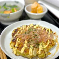 お好み焼きと具沢山お味噌汁|くまちゃんさん