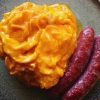 スクランブルエッグと鹿肉のソーセージ