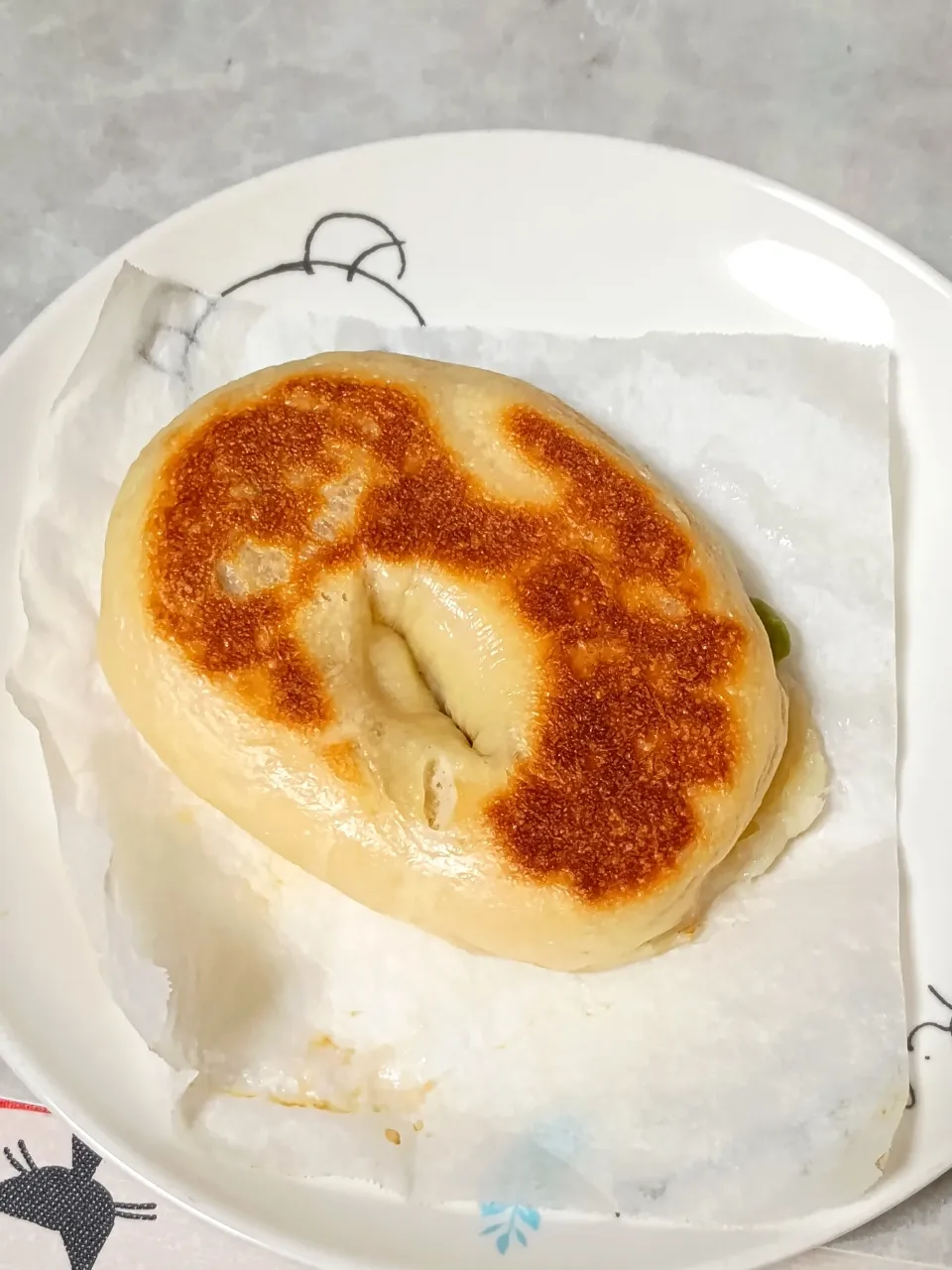 初めてのベーグル作り✨とりあえずお試しで1個だけ、フライパンで☺️　枝豆とコーン入り、もちフワで美味しい🎉🎊💯|深夜特急fさん