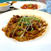 Stir fried rice noodles with beef|skyblueさん
