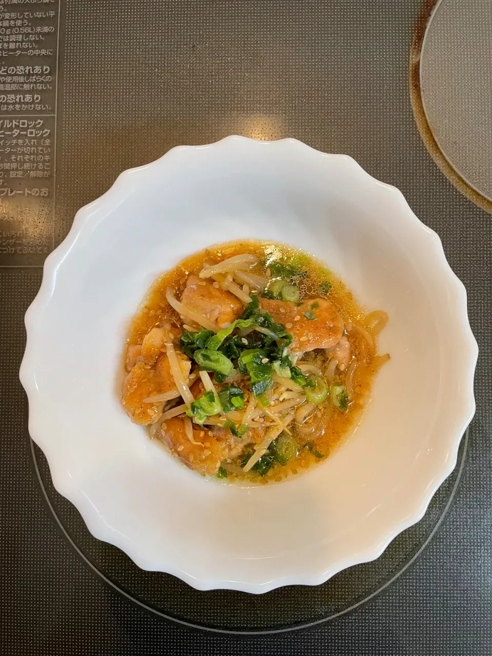 お箸がすすむ♪鶏肉ともやしの甘辛ごま炒め|あきたまさん