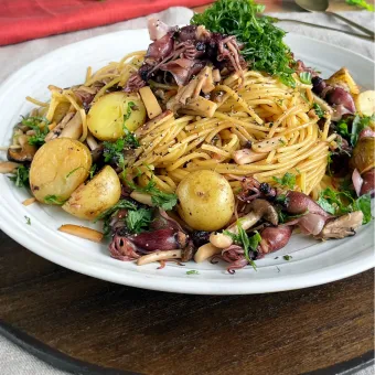Snapdishの人気料理写真:ホタルイカ&新ジャガnoガリバタ醤油パスタ