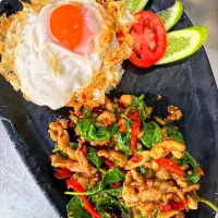 Stir-fried Spicy Chicken w/ Thai Holy Basil & Deep Fried Egg aka Pad Gaprao Gai Kai Dao 🐔🍳🌶️🌶️🌶️🤤|An'leeさん