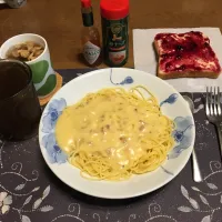 カルボナーラ、カシスジャムトースト、具材入りタマネギスープ、六条麦茶(昼飯)|enarinさん