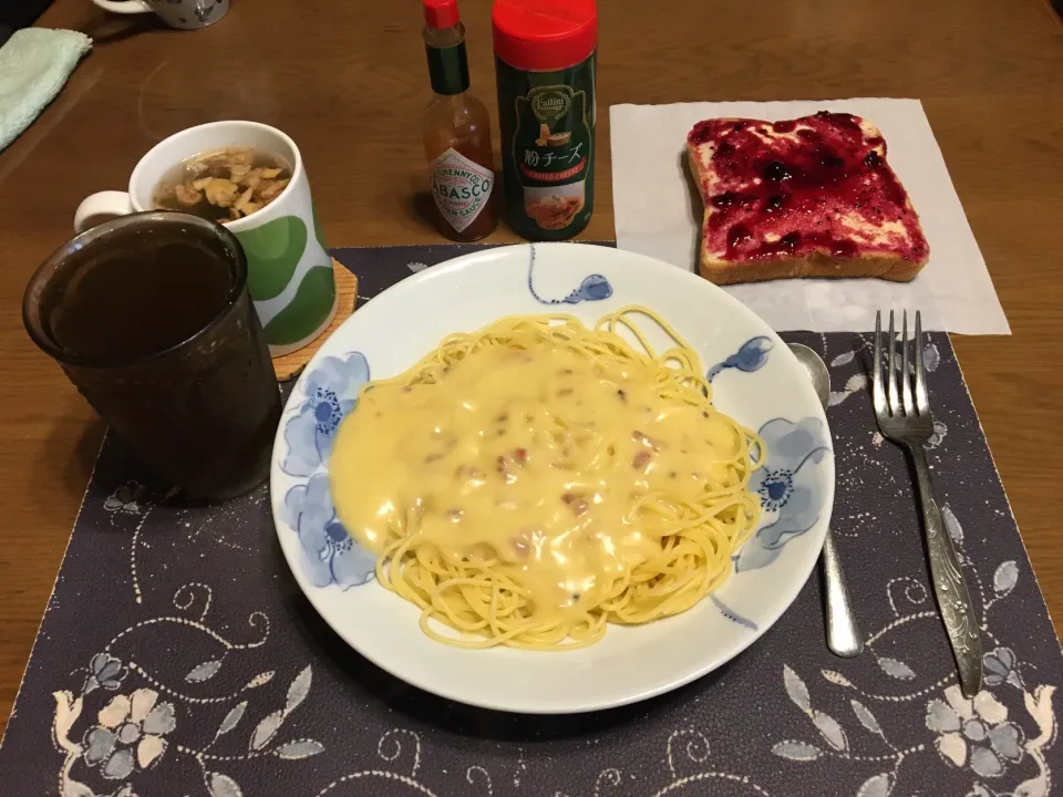 カルボナーラ、カシスジャムトースト、具材入りタマネギスープ、六条麦茶(昼飯)|enarinさん