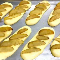 「異世界風 Kartoffelbrot」🍞
すりおろしのジャガイモと
くし切りのジャガイモを使って
モチモチ サクサク(^^)
今夜&明日のパン💦
バターポテト🥔めんたいポテト🥔の 2種類|ばくあんしゃさん