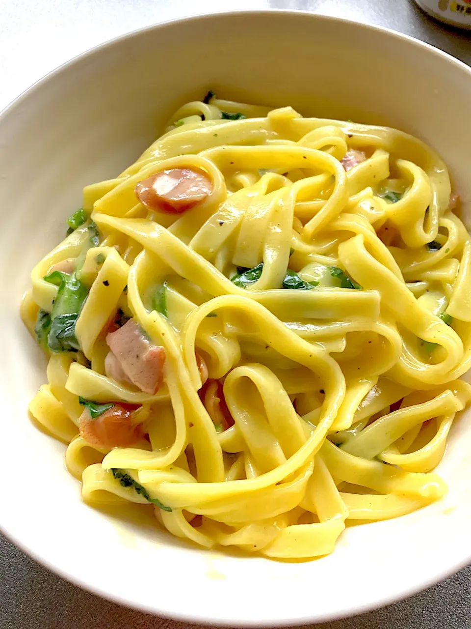 ほうれん草とウインナーのフィットチーネカルボナーラ、レタスサラダ|Ayaさん