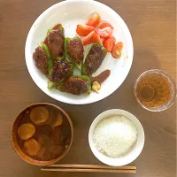 肉詰めピーマン　ピーマン問題解消メニュー第３弾　一気に３個消費してピーマン使い切りました。これでピーマンの呪縛からやっと解放されます。ちなみに八橋かきつばたまつりと知立花しょうぶまつりは素晴らしかったです。|なびさん