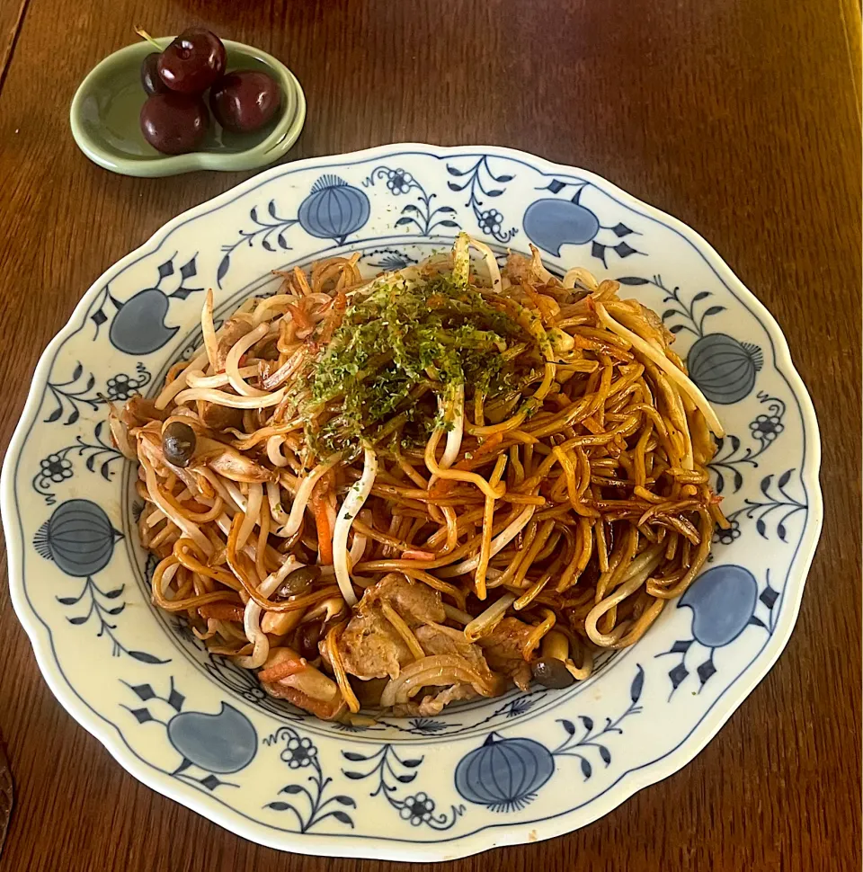 ブランチ♯焼きそば♯アメリカンチェリー🍒|小松菜さん