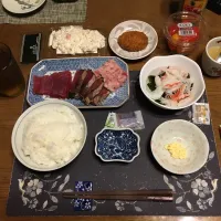 ご飯、大めばちまぐろの刺身、鰹のたたき、鮪のたたき、コロッケ、酢の物、海の幸サラダ、六条麦茶、ミックスプラム(トマト)、カシスジャムのせ手作りフルーツミックスジュース+低脂肪牛乳ゼリー(夕飯)|enarinさん