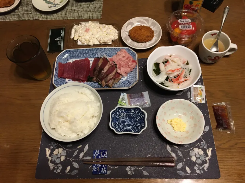 ご飯、大めばちまぐろの刺身、鰹のたたき、鮪のたたき、コロッケ、酢の物、海の幸サラダ、六条麦茶、ミックスプラム(トマト)、カシスジャムのせ手作りフルーツミックスジュース+低脂肪牛乳ゼリー(夕飯)|enarinさん