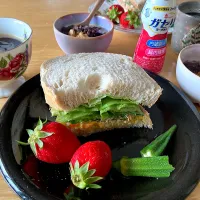朝焼き全粒粉食パンで卵サンド🥚|さくたえさん