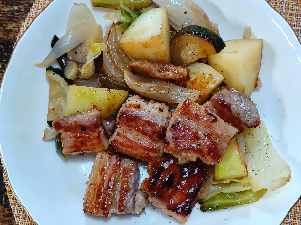 塩豚のカリッと焼きと野菜の蒸し焼き|ぱいんてーるさん