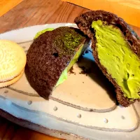 長男坊が買ってきてくれたビアードパパの抹茶シューとアメリカ土産のレモンクリームのオレオ♡|チョコさん