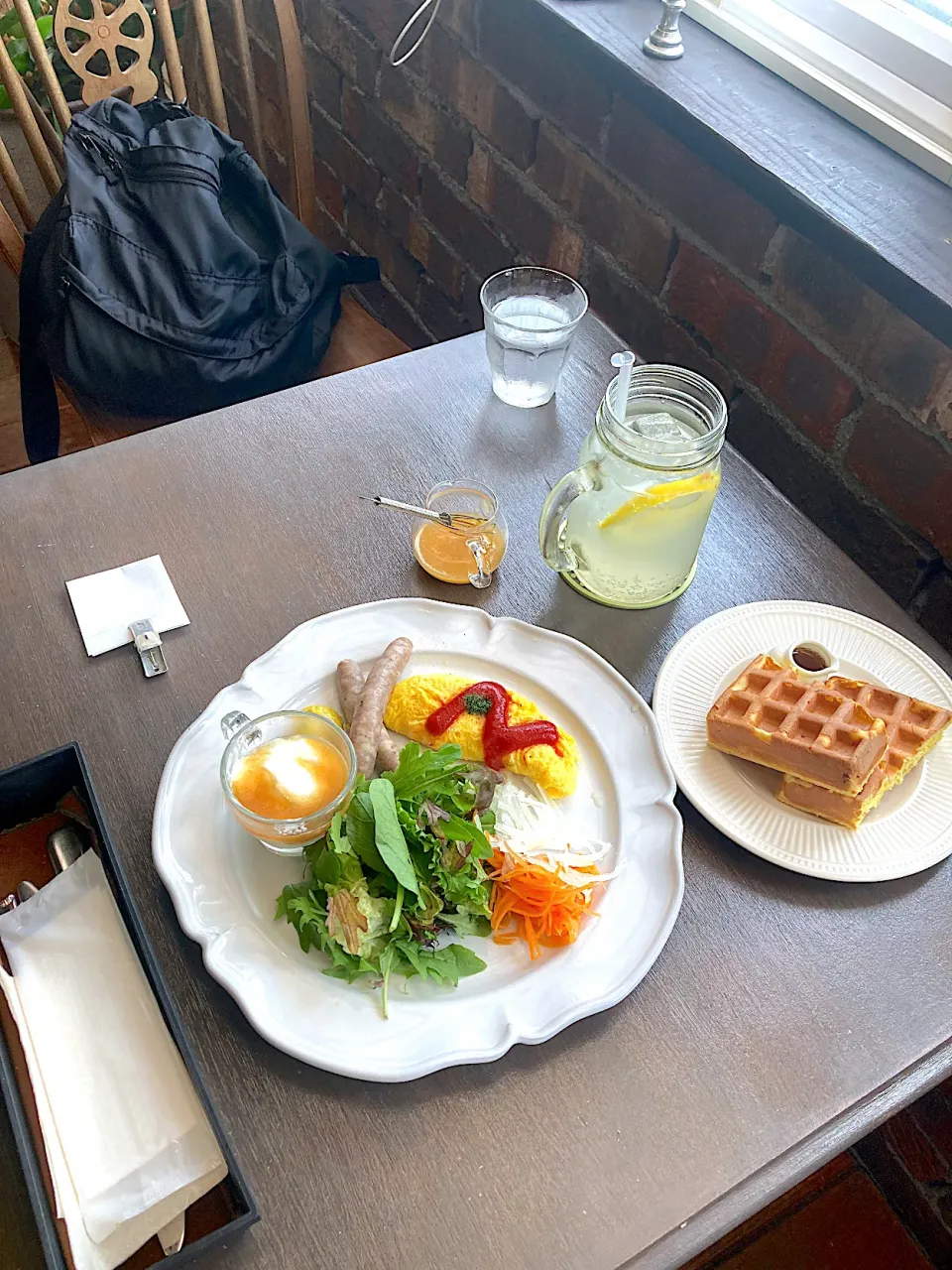 今日は午前中、養老山地の最南端、多度山に登り、下山後、「カフェ グランヒル」さんでブレックファーストプレート（オムレツ、ソーセージ、サラダ、ワッフル、ヨーグルト）&スカッシュレモネードをいただきました。HOMEofカフェグランヒル
http://www.cafegrandhill.com/|なびさん