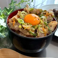 栄養満点！みそスタミナ丼|あやめもちもちさん
