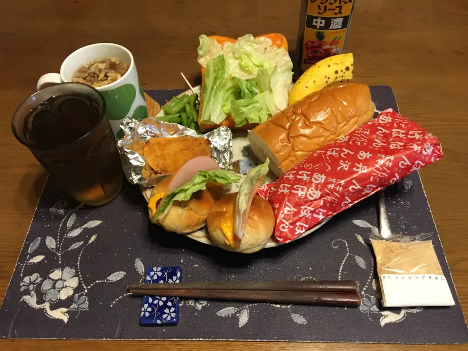レーズンロールパントーストサンドイッチ、トーストサンドイッチ、コーヒークリームコッペパン、オギノパンのあげぱん+きなこ、野沢菜漬け、コロッケ、カットワカメ＆フライドガーリック＆フライドレッドオニオン＆乾燥スライスニンニク入りタマネギスープ、バナナ、六条麦茶(昼飯)|enarinさん