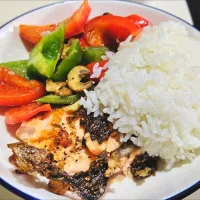 Simple lunch pan fry salmon. Stir fry garlic brown mushrooms with red green peppers, steamed rice with butter 😋😍😋👍👍❤️💕|🍒lynnlicious🍒さん