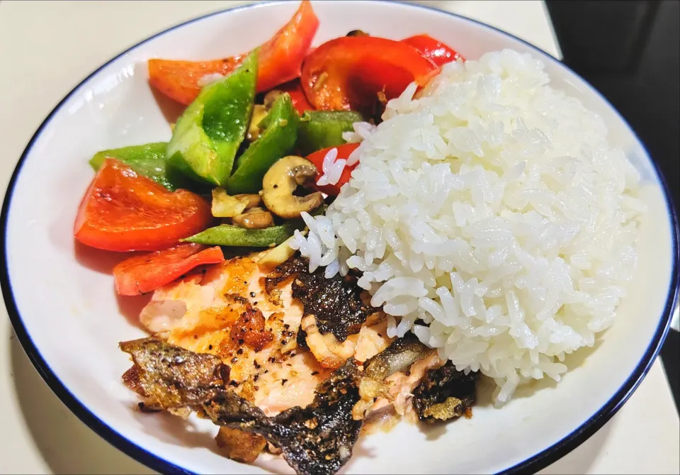 Simple lunch pan fry salmon. Stir fry garlic brown mushrooms with red green peppers, steamed rice with butter 😋😍😋👍👍❤️💕|🍒lynnlicious🍒さん
