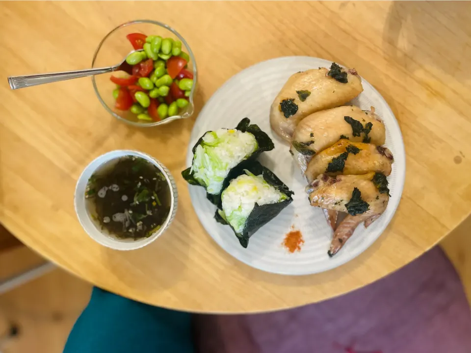 大葉醤油の手羽先　枝豆とトマト　キャベツおにぎり　もずくスープ|えむさん