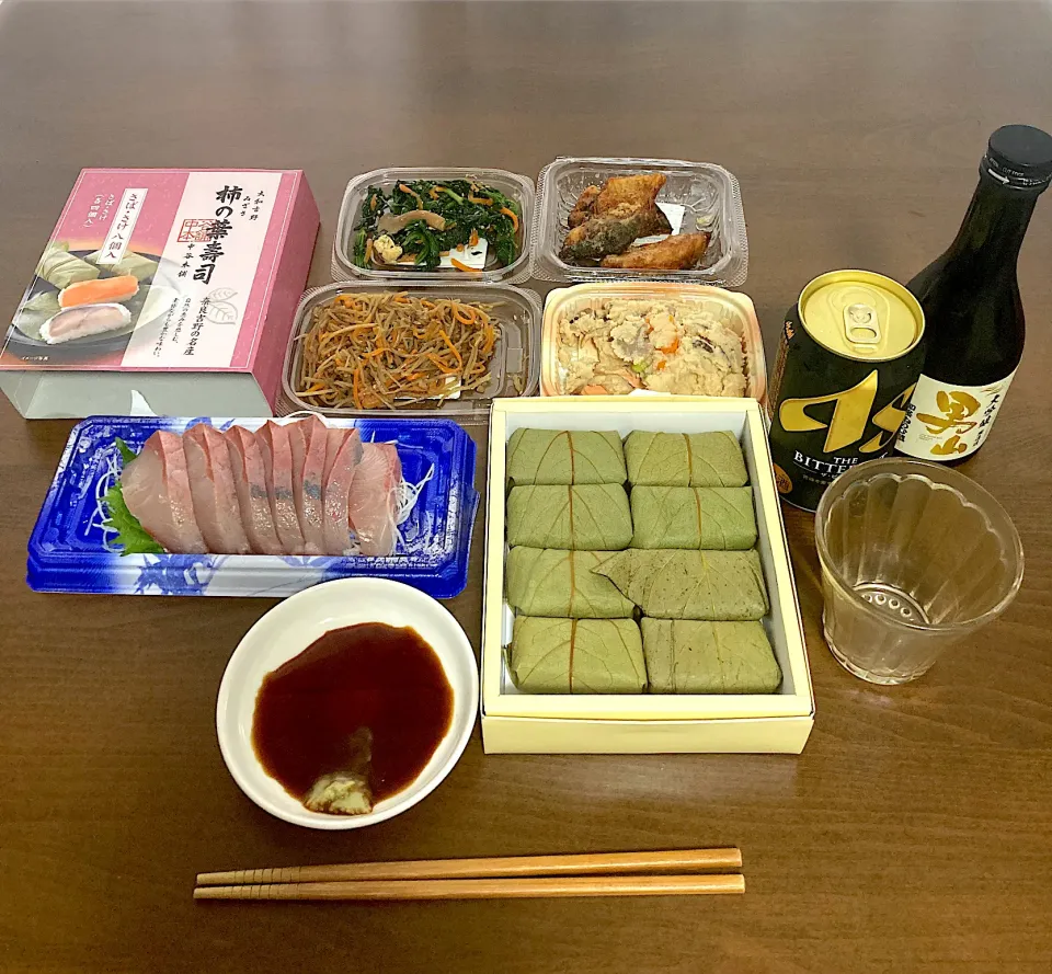 今日は近所のスーパー「ヤマナカ」さんで駅弁フェアをやっていたので奈良駅の駅弁・柿の葉寿司を買い、あとはもろもろお惣菜を買って、旅行気分でぼっち宴会です。|なびさん