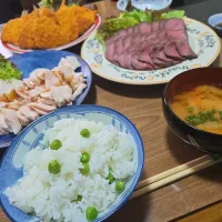 低温調理の鶏むね肉とローストビーフ・アジフライ・豆ご飯・味噌汁🌺|chiyukiさん