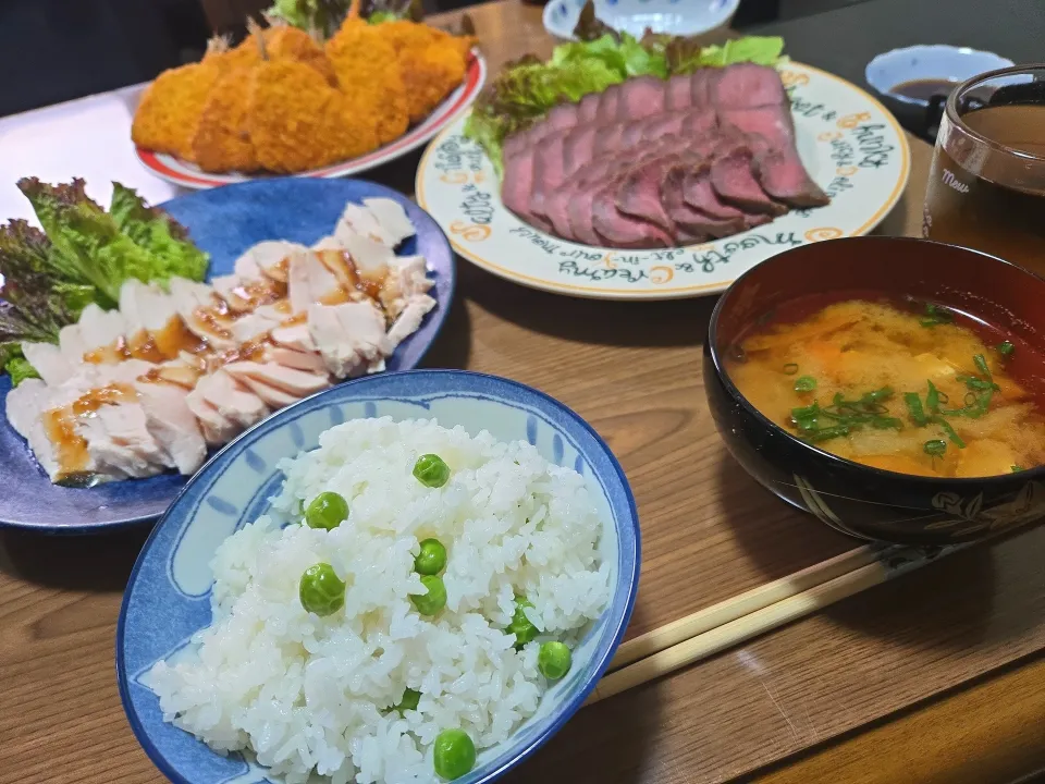 低温調理の鶏むね肉とローストビーフ・アジフライ・豆ご飯・味噌汁🌺|chiyukiさん
