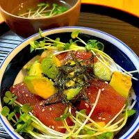 マグロとアボカドのポキ丼|Mikaさん