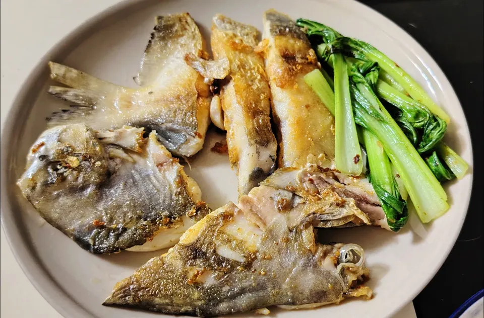 Pan fry pomfret with steamed rice  and veggies|🍒lynnlicious🍒さん