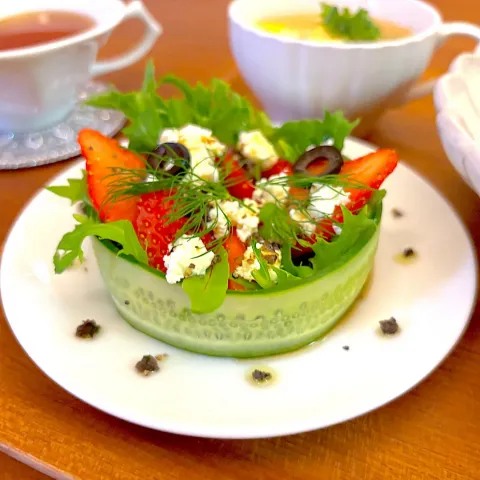 「キャステロ ホイップクリームチーズ プレーン」を使ってみたSnapdishの料理・レシピ写真:きゅうりを器にした苺のサラダ