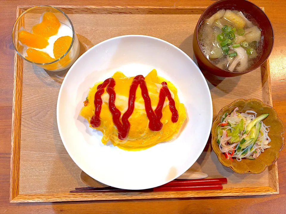 夜ご飯(オムライス、春雨サラダ、ナスとミョウガ、椎茸の味噌汁、みかんヨーグルト)|cocomikaさん
