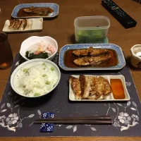 宮野食品さんのしお豆を使った豆ご飯、ぶり照り、焼き餃子、わかめとオーシャンキングの酢の物、野沢菜漬け、烏龍茶、フルーツ牛乳ゼリー(夕飯)|enarinさん
