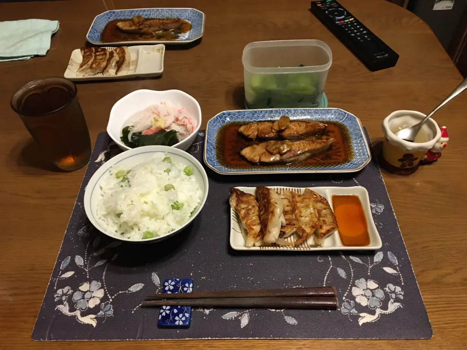 宮野食品さんのしお豆を使った豆ご飯、ぶり照り、焼き餃子、わかめとオーシャンキングの酢の物、野沢菜漬け、烏龍茶、フルーツ牛乳ゼリー(夕飯)|enarinさん