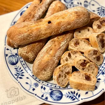 Snapdishの人気料理写真:胡桃とレーズンのスティックカンパーニュ🥖Bâton noix raisins