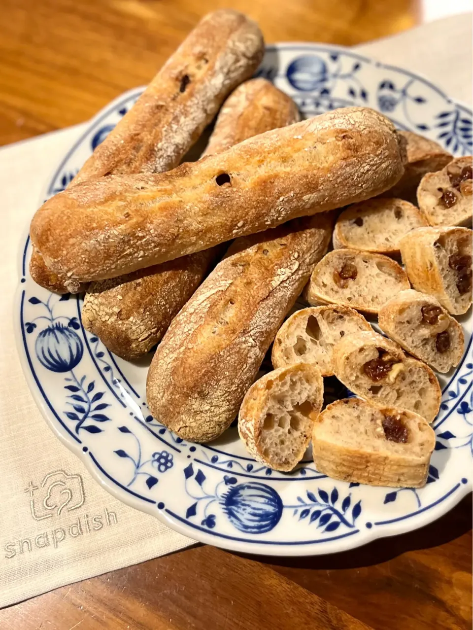 胡桃とレーズンのスティックカンパーニュ🥖Bâton noix raisins|アッコちゃん✨さん
