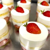 カップいちごケーキ