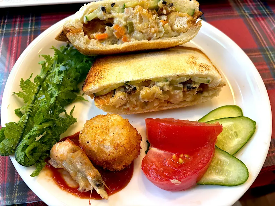 楽しいホットサンド🦐|ことはさん