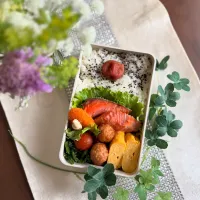 5/19❤︎主人の紅鮭弁当🌱

＊紅鮭
＊たまご焼き
＊鶏つくね
＊ えび寄せフライ
＊ほうれん草の胡麻和え|Makinsさん