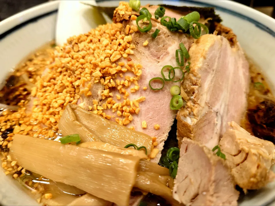 【1999年創業、2019年6月移転】
らーめん はな火屋 
味噌󠄀らーめん（900円） 
＋大盛（並盛/中盛/大盛同料金）
＋ちゃーしゅー2枚 (200円) 
＋にんにくチップ (100円)
＠新宿西口3分
 (JR新宿駅から徒歩7分)
25136
〈醤70塩22噌󠄀13タ5昆7出7F6冷5
混1〉|大脇さん