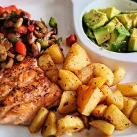 Today's lunch🤤salmon, mushrooms red green peppers butter potatoes and favourite 🥑 with iced ☕🤤😍|🍒lynnlicious🍒さん
