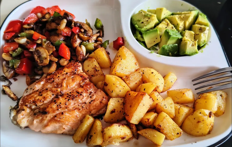 Today's lunch🤤salmon, mushrooms red green peppers butter potatoes and favourite 🥑 with iced ☕🤤😍|🍒lynnlicious🍒さん