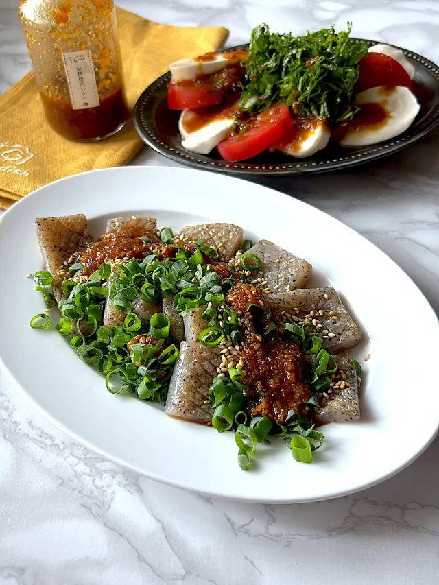 Snapdishの料理・レシピ写真:蒟蒻ステーキ&和風カプレーゼ ~発酵焼肉のタレ｜元気が出る発酵焼肉のタレで大満足レシピ集♪