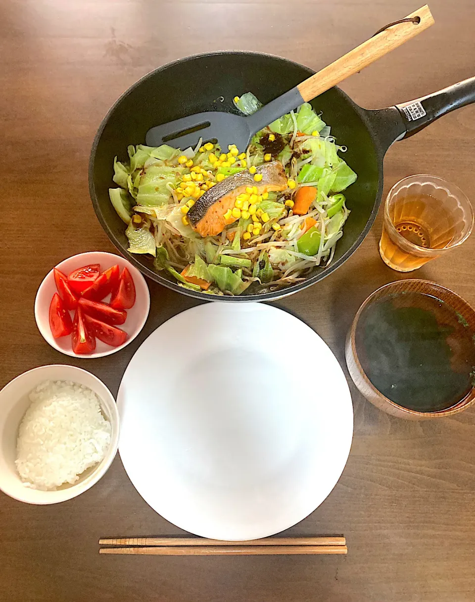 鮭のちゃんちゃん焼き　通常は鮭を野菜で覆うのでしょうが、主役の鮭が隠れないよう野菜の上にのせました。それと、10,000もぐもぐありがとうございました。|なびさん